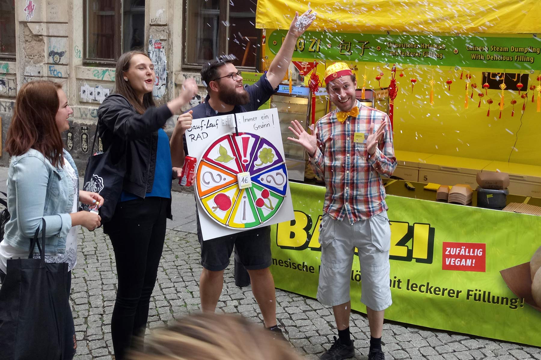 Konfetti-Regen für den Baozi-Mann auf der BRN Konfetti-Regen für den Baozi-Mann auf der BRN